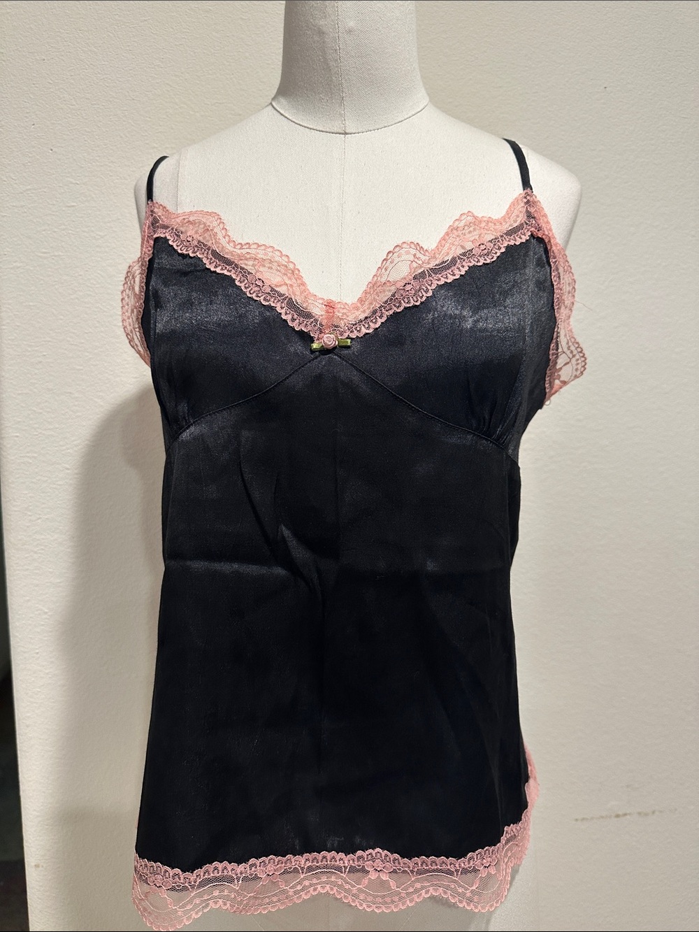 Y2K Vintage Black Satin Lace-Trim Rosette Cami Top with Pink Accent